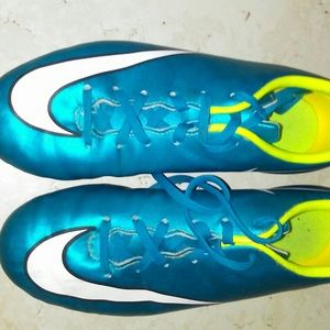 Soccer shoes